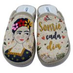 Γυναικείες τσόχινες παντόφλες Frida Cahlo ανατομικές σαμπό χειμερινές της COMFY - Μπεζ